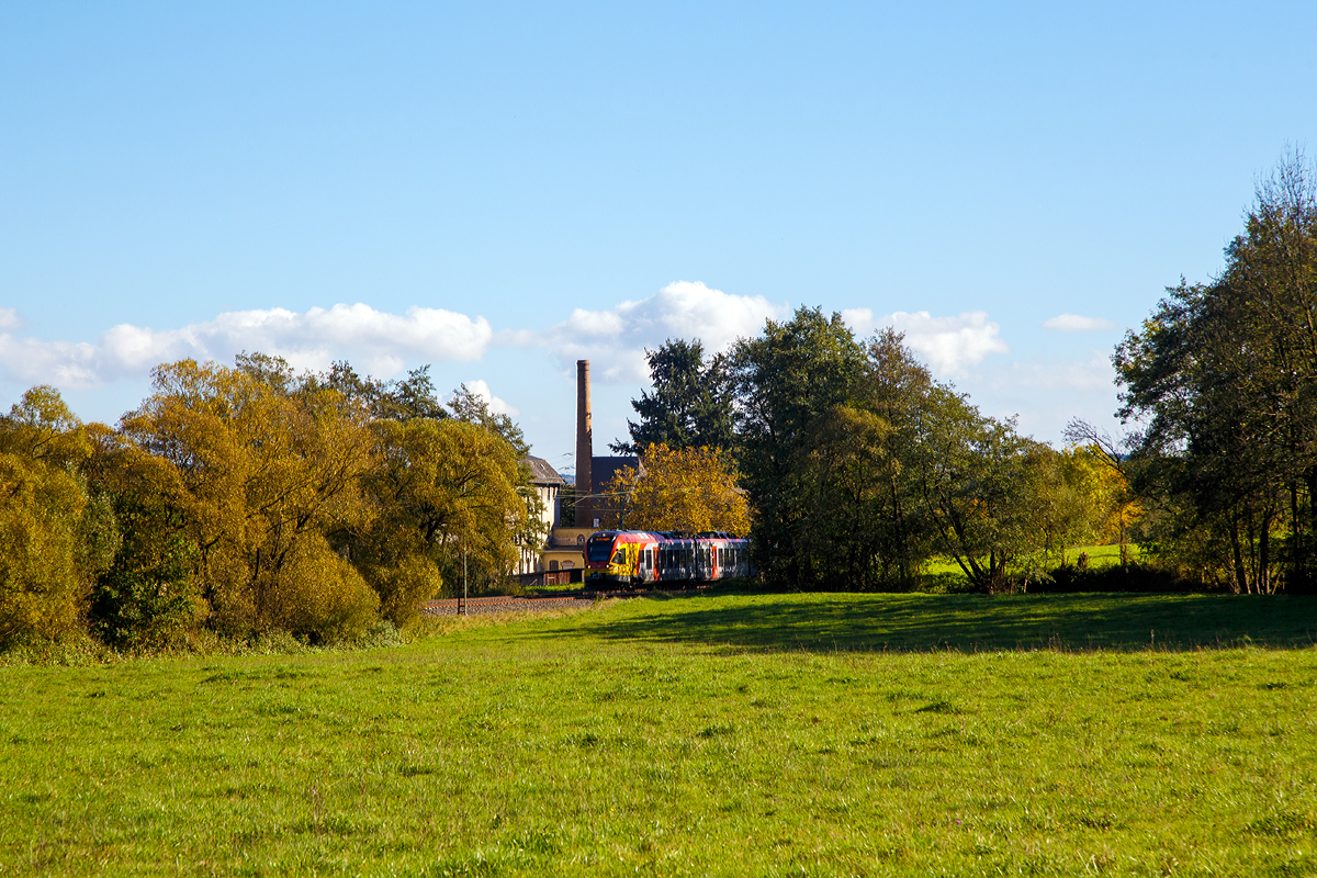 
Licht und Schatten im goldenen Oktober.... 
Ein fünfteiliger FLIRT der HLB (Hessischen Landesbahn), als RE 99 (Main-Sieg-Express) Gießen - Siegen (Umlauf RE 24962), passiert am 14.10.2017 die Marxmühle in Katzenfurt.
