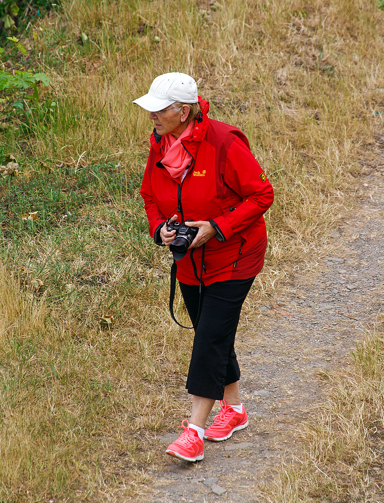 
Na ist da was.....
Eine Fotografin auf Motivsuche am 21.06.2014 oberhalb von Alken (Mosel).  
