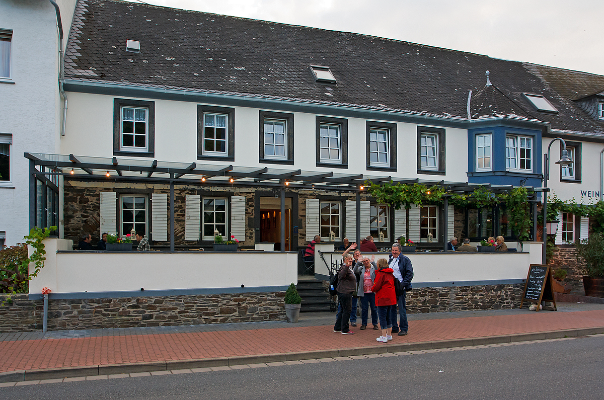 
Nun sind wir alle, nach dem herrlichen Tag an der Mosel, wieder sehr gut gesättigt.....Vor dem Weingut Fries in Kattenes am 20.06.2014