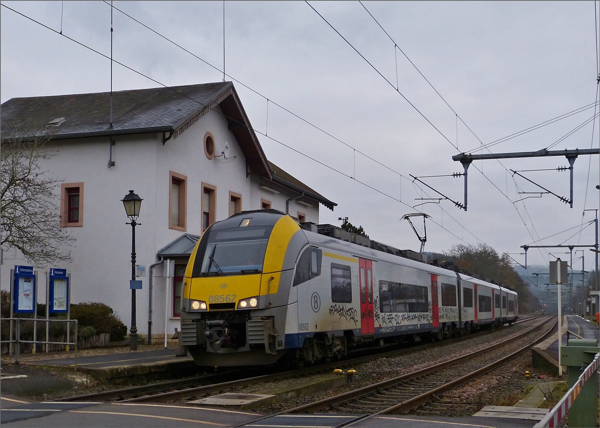 SNCB AM08 562 kommt als IC 115 Luxembourg - Liers aus Richtung Luxemburg im Bahnhof von Wilwerwiltz an und wird nach einem kurzen Halt seine Reise in Richtung Liers fortsetzen. 
Diese Triebz�ge sollen ab dem Fahrplanwechsel am 15.12.2019 anstelle der lokbespannten IC Z�ge auf der Strecke Luxembourg - Liers eingesetzt werden.
Wilwerwiltz am 03.12.2019. 