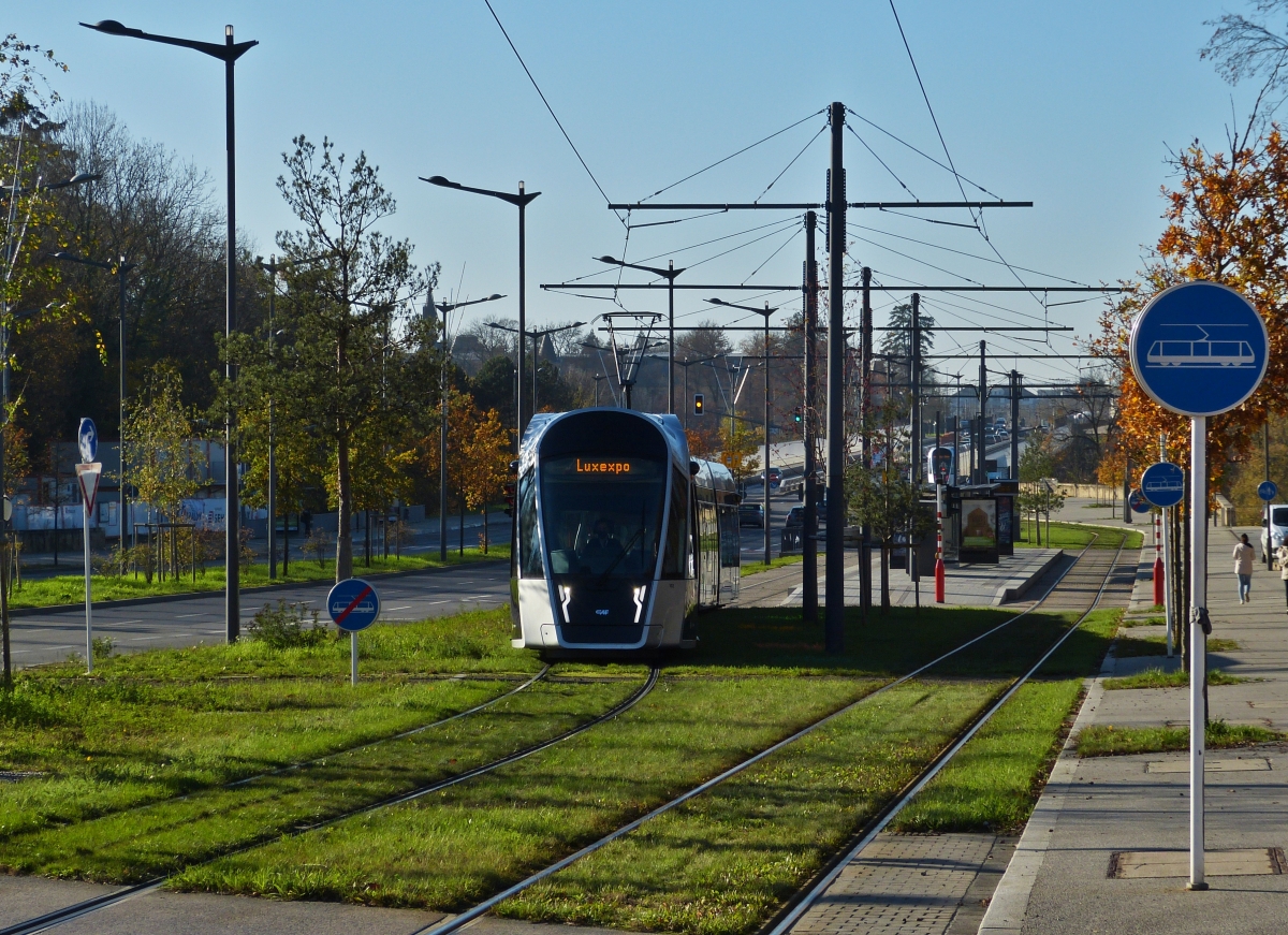 Tram 102 kurz hinter der Haltestelle  Pfaffenthal – Roud Breck  in Richtung Luxexpo, der Umsteigehaltestelle f�r Bus und Bahn in alle Richtungen des Landes zu fahren. Luxembourg-Kirchberg, den 18.11.2020- (Hans)