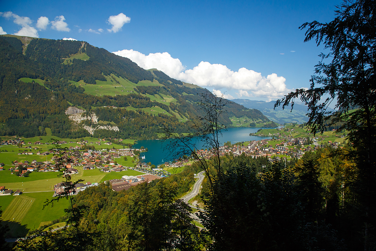 
Wir waren am 25.09.2016 mit der Zentralbahn (zb) auf der Brünigbahn in Richtung Luzern unterwegs, hier genießen wir gerade den Blick aus dem Zug auf den Lungerersee und Lungern.