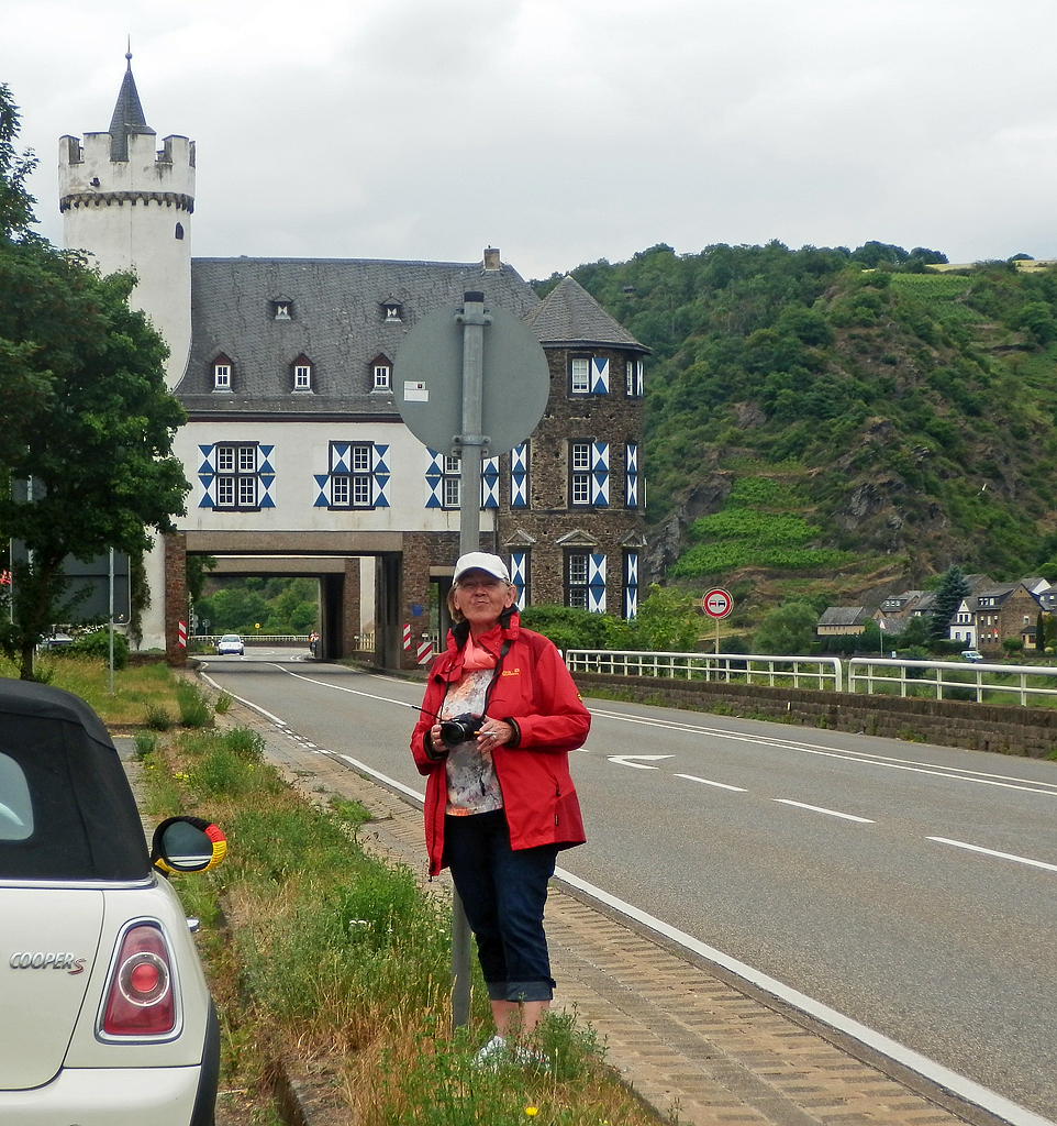
Zum Pennen ans Schild gelehnt.....
Am 20.06.2014 in Kobern-Gondorf (Aufnahme von Margaretha).