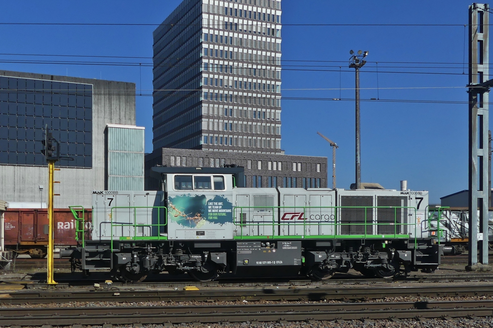 CFL Cargo 1107, steht vor einem Signal nahe dem Bahnhof Belval Universit�, Foto aus einem Zug aufgenommen. 08.03.2024