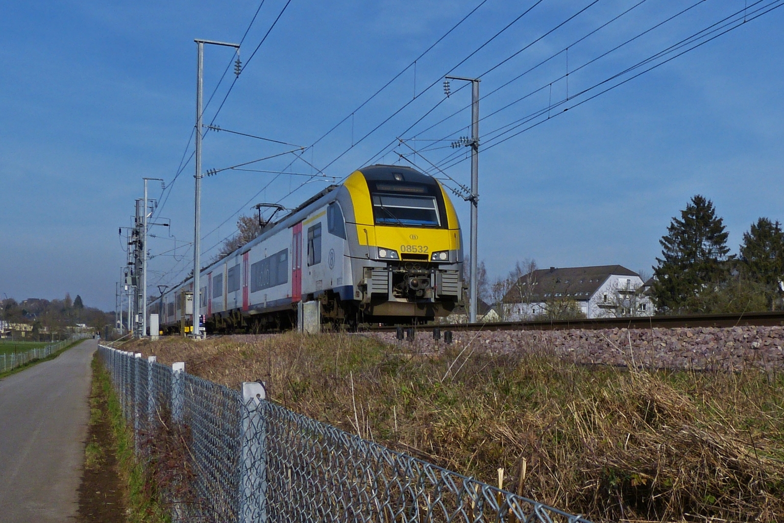Desiro 08532 der SNCB als Shuttle, pendelt im Stundentakt Ettelbrück und Luxemburg hin und her, Reisende die nach Lüttich wollen müssen in Ettelbrück den Bus bis nach Clervaux nehmen, dies solange wie die Baustelle im Tunnel Schieburg zwischen Kautenbach und Wilwerwiltz für die Streckensperrung oberhalb von Kautenbach andauert. 02.2023