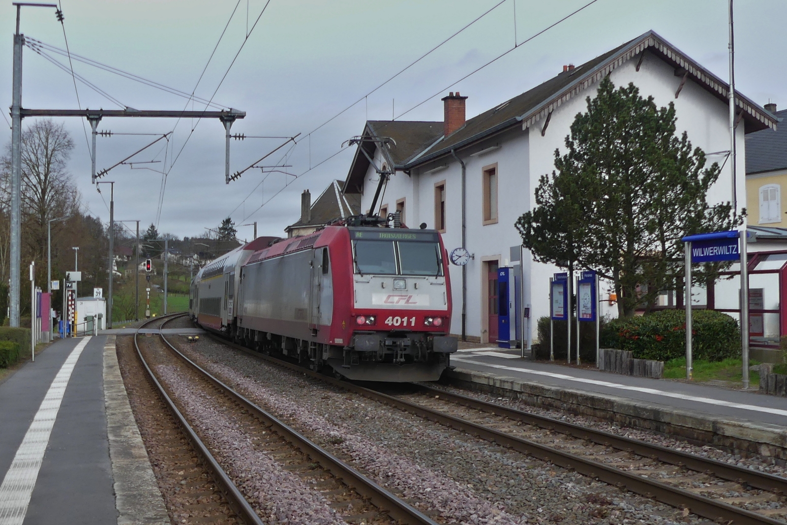 Geschoben wurde der RB 407 in Richtung Troisvierges von der Lok 4011. Das der Steuerwagen und die Lok dieselbe Nr. haben ist sehr selten. Wilwerwiltz 26.03.2024 