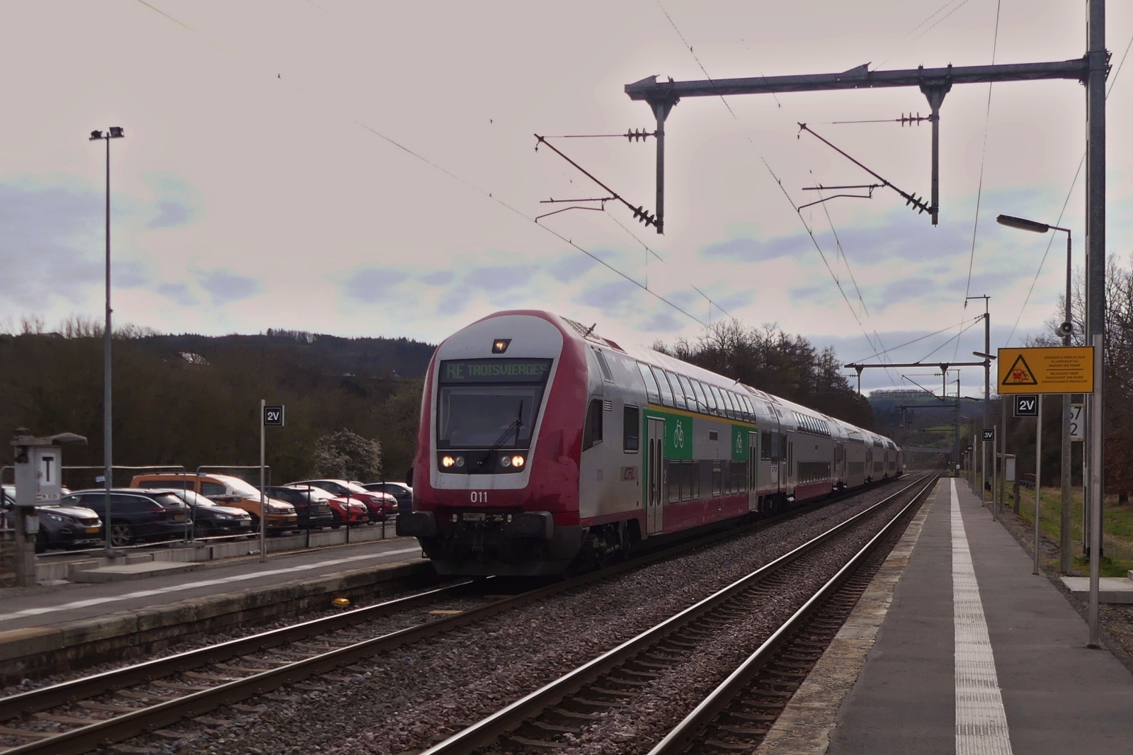 Wegen Zugausfall in Richtung Luxemburg war es mir möglich am 26.03. diesen RB 407 mit dem Steuerwagen 011 an der Spitze, in Richtung Troisvierges bei der Ankunft im Bahnhof von Wilwerwiltz im Bild festzuhalten.