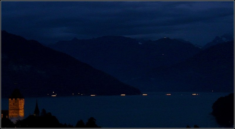 Am Abend des 01.08.08 fuhren s�mtliche Schiffe des Thunersees im Konvoi �ber den See. (Jeanny)