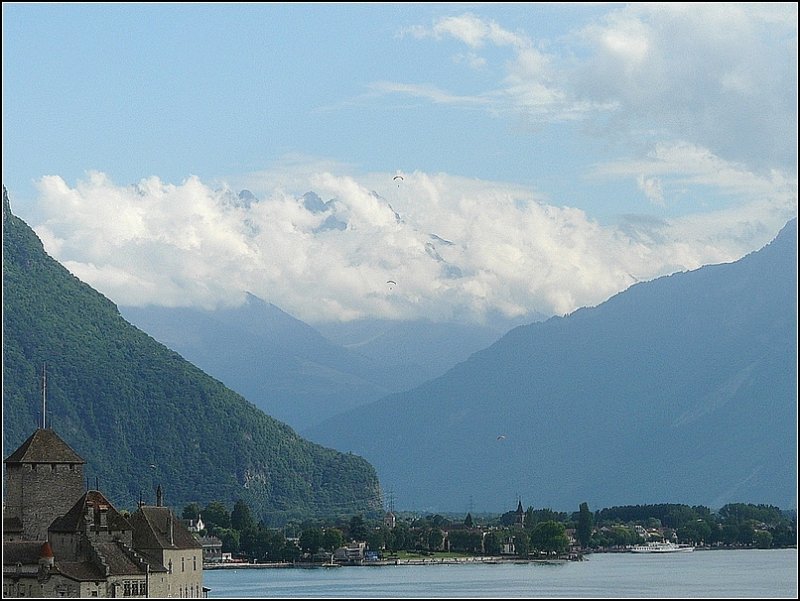 Auch wenn die Dents de Midi sich am 02.08.08 hartn�ckig hinter den Wolken versteckten, so lie�en sich drei Paraglider blicken und konnten abgelichtet werden. (Jeanny) 