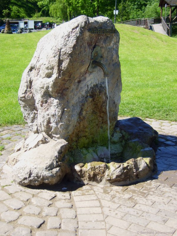 Bekannt ist Gerolstein f�r sein Mineralwasser. Zu sehen ist hier die �ffentliche Helenenquelle, die Trinkwasser ausspuckt und damit immer wieder zu einer Pause f�r Radfahrer, Wanderer oder durstige Bahnfotografen einl�dt. Mai 2009