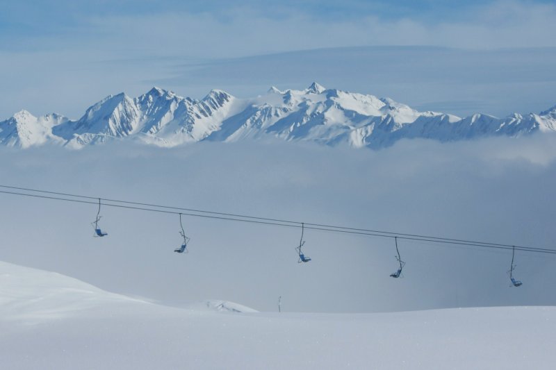 Blick auf die ausnahmsweise nebelumh�llten Walliseralpen.
Sogar den Skifahrern war es zu neblig.
(28.01.2009)