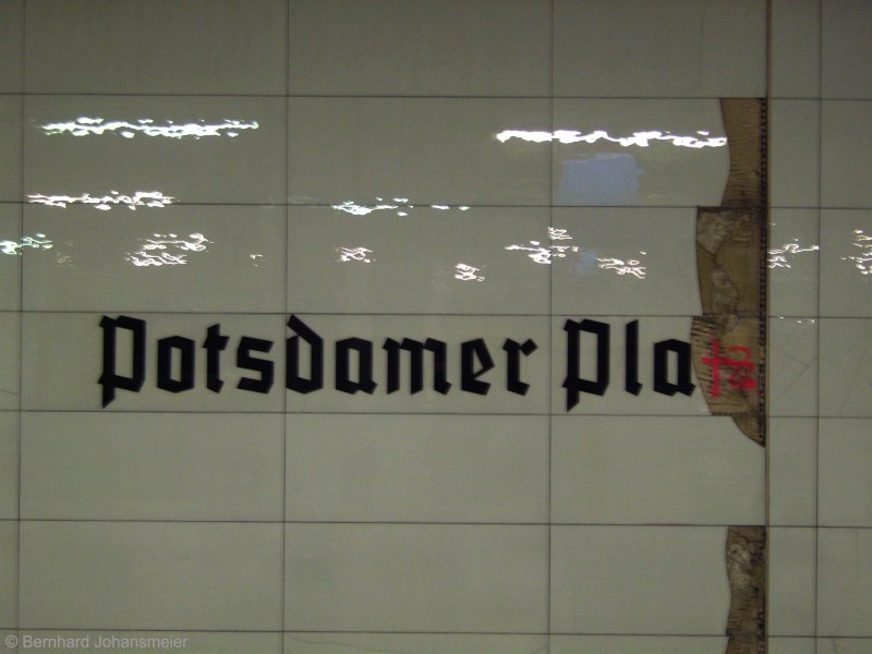 Der Druck von oben (vom Bahntower) war wohl zu gro�!?
Berlin Potsdamer Platz, April 2009