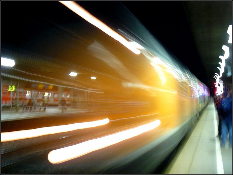 Der  gl�serne Zug  fotografiert im Bahnhof K�ln Messe/Deutz am 08.11.08. (Hans)