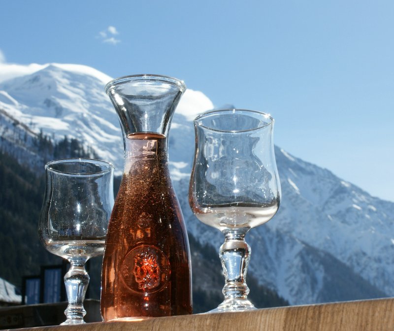 Der Wein geniesst den letzten Blick auf den Mont-Blanc, wir anschliessend den Wein und die Aussicht.
(M�rz 2009)