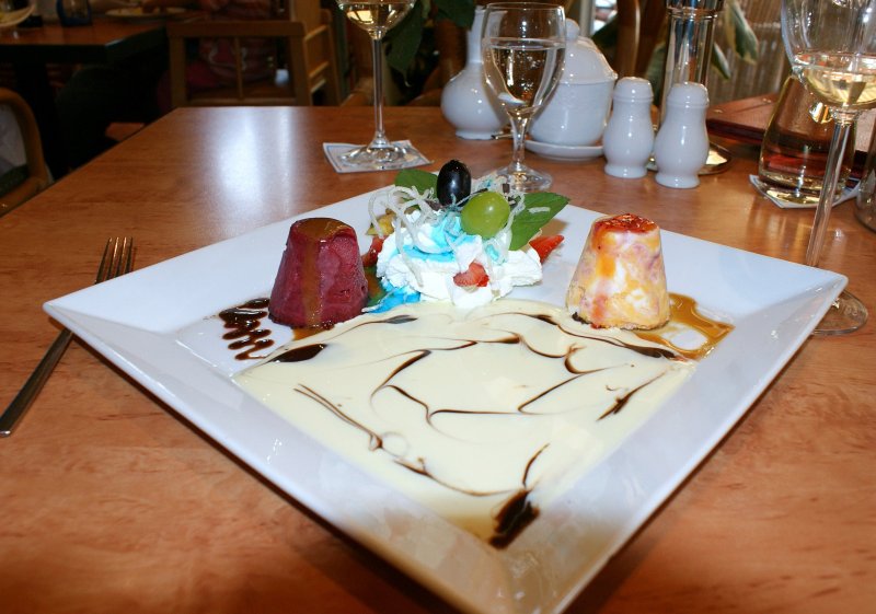 Ein Sommertraum zum Dessert. 
W�hrend wir auf den Nachtisch warteten, explodierte in der K�che der Chef,beschimpfte seine Angestellte als Schweine und betitelte lauthals seine K�che als Schweinestall.Er versalzte uns somit das s�sse Dessert.
(Juni 2009) 