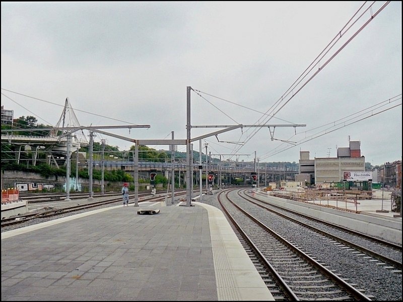 Eine einsame Fotografin am Ende des Bahnsteigs an der n�rdlichen Ausfahrt des Bahnhofs Li�ge Guillemins am 28.06.08. (Hans)
