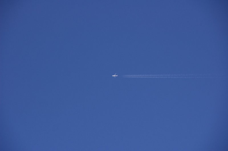 Flugzeug am 09.09.2009. Eigentlich wollte ich mit diesem Bild die Verunreinigungen an meinem Kamerasensor sichtbar machen, diese habe ich nat�rlich wegretuschiert!