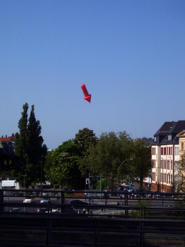 Hier her!!! Was es auch immer dort geben mag (vermutlich eine Maidemonstration), der rote pfeilf�rmige  Hei�luftballon  war nicht zu �bersehen. 
Blick vom Berliner Hbf Gleis 13/14 Richtung Norden, Mai 2009