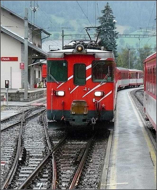 Im str�menden Regen f�hrt ein MGB Regio in Fiesch ein. 01.08.08 (Hans)