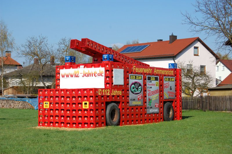 In Amberg Ortsteil Ammersricht, wirbt dieses Feuerwehrauto aus vielen Bierkisten f�r das 112-j�hrige Jubil�um