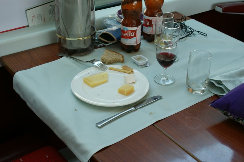 K�stlich: So ein K�se! Doch nicht der unsere...
Eine pummelige, aber glitzernd beh�ngte Dame schob ihren Kinderwagen in den Zug, gefolgt vom Anhang ihrem Sklaven, pardon Ehemann. Am reservierten Platz angekommen hatte der Ehemann die Aufgabe, das H�ndchen vom Kinderwagen gut gebettet auf den Sitz zu plazieren, dann die Dame. W�hrend der Fahrt gab es allerlei zu tun; hielt der Zug ein paar Minuten, musste der Ehemann mit dem H�ndchen raus, gefolgt von der Dame - und dabei entstand dieses K�sebild - K�stlich... 
Nun K�se zu geniessen stellen wir uns anders vor.