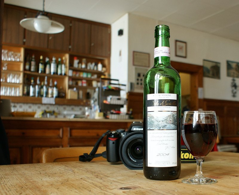 K�stliches auf hohem Niveau: Im Bahnhofbuffet von Ospizio Bernina geniesen wir in den Zugspausen auf 2256m.�.M ein Gl�schen dieses wirklich gut mundenden Rotweins. 
So macht Bahnfotografie doppelten Spa�...
2. M�rz 2009