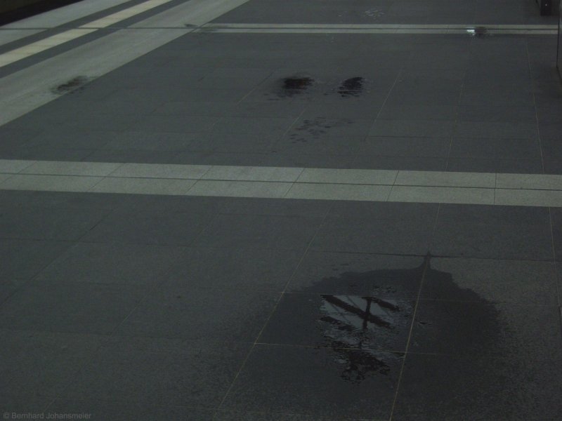 Langezeit gab es viel Streit um das Dach am Berliner Hbf. Es sollte urspr�nglich l�nger werden, dann wollte man aber rechtzeitig zur Fu�ball WM 2006 fertig werden und es wurde k�rzer. Eine nachtr�gliche Verl�ngerung wird seit Jahren diskutiert, vorallem weil die Fahrg�ste der 1.Klasse im Regen stehen und die Teile am Ostbahnhof schon zwischengelagert sind.

Aber Dach hin oder her, es regnet trotzdem im Berliner Hbf, auch unterm Dach...
Mai 2009 (3 Jahre nach der Er�ffnung)