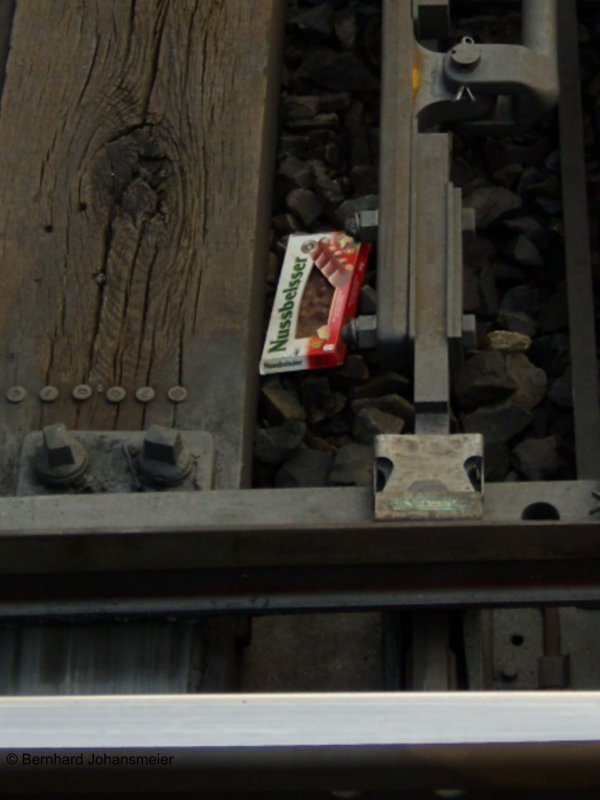 Lecker aber gef�hrlich! Eine Tafel Schokolade liegt in einer Weiche am K�lner Hbf (vom Bahnsteig aus fotografiert). April 2009
