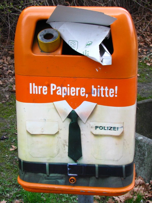 Serie Berliner M�lleimer I: Ihre Papiere, bitte! - 2.April 2009