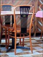 Sogar die St�hle im Bahnhofsbuffet in Arlon tragen das  B  der SNCB.