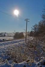   Eine winterliche Impression mit vollem Gegenlicht an der Oberwesterwaldbahn  (Bahnstrecke Au - Altenkirchen) in Obererbach am 28.12.2014.