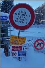 Verbote, unübersehbar, und man ist gut beraten diese zu befolgen, denn trotz des starkem Schweizer Franken: € 3750 (kleingedrucktes im blauen Feld) wären es doch etwas teuer für eine Foto, besonders da ich auf der Grenze zum Ruin bereits einen guten, Kostenfreien Fotostandplatz hatte (Bild demnächst bei BB.de)
10. Feb. 2015