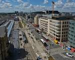 Blick vom Riesenrad auf dem ehemaligen Busbahnhof auf den Bahnhofsvorplatz der Stadt Luxemburg mit der Tramhaltestelle „GARE“, auf der Gr�nfl�che hinter der Tram wird bisher der Gleiswechsel zur R�ckfahrt in die Oberstadt vollzogen, dahinter ist die Fortsetzung der Strecke nach Bonneweg zusehen, welche ab September in Betrieb genommen wird. 06.2022