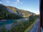 Das kleine schmale Flüsschen, ist der Rhein.... 
Gezogen von der RhB Ge 4/4 II 632 „Zizers“ fahren wir am 07.09.2021 mit dem RE in Richtung Disentis/Mustér. Hier ein Blick auf die Rheinschlucht bzw. den Rhein zwischen Trin und Versam-Safien.
