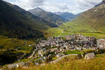 Auf dem Weg von Chur nach Brig...
Nun (am 07.09.2021) fahren wir mit einem MGB Regionalzug von Disentis/Mustér über den Oberalppass nach Andermatt und blicken nun auf Andermatt und das Urserental was von der Reuss durchflossen wird.
Rechts im Bild der Bahnhof Andermatt.
