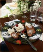 Der Nachtisch war so k�stlich, dass der L�ffel schneller als die Kamera war...