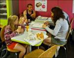 Familienfr�hst�ck im Bahnhof Li�ge Guillemins.