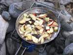...hier im Vallemaggia funktionierte es aber reibungslos, sodass wir am letzten Tag unserer Velotour einen Dreig�nger bestehend aus W�rstchensuppe, Nudeln mit viel K�se und diesen Brat�pfeln mit
