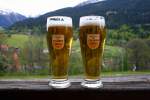 Nach erfolgreicher Fotojagd im Revier der RhB erholten wir uns auf dem Balkon unserer Unterkunft in Klosters Dorf (natürlich auch mit Blick auf die Eisenbahn) mit einem einheimischen