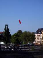 Hier her!!! Was es auch immer dort geben mag (vermutlich eine Maidemonstration), der rote pfeilf�rmige  Hei�luftballon  war nicht zu �bersehen.