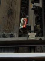 Lecker aber gef�hrlich! Eine Tafel Schokolade liegt in einer Weiche am K�lner Hbf (vom Bahnsteig aus fotografiert).