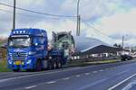 Sowas bekommt man nicht jeden Tag zu sehen, ein Mercedes Benz Actros Schwerlastzug mit einem langen Fl�gel f�r eine Windkraftanlage steht auf dem Seitenstreifen an der luxemburgischen
