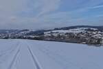 Winterimpressionen bei einer Wanderung auf einem wenig befahrenem Feldweg in der Nähe von Wiltz, mit Blick auf Erpeldange Weidingen und einem Teil von Wiltz.