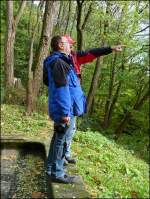 Zum Thema Ausl�nder im Hellertal: Hans erkl�rt Armin Herdorf.