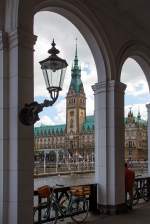   Hamburg am 16.06.2015: Blick aus den Alsterarkaden auf das Hamburger Rathaus.