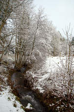   Es ist Winter im Hellertal - Die Heller in Burbach-Würgendorf (nahe dem Bahnhof) am 02.12.2017.