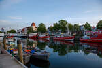Ostseebad Warnemünde am Alten Strom am 15.05.2022.

Am Alten Strom, dem ursprünglichen Mündungsarm der Warnow, befinden sich ein Fischereihafen, das Hotel Am Alten Strom, Restaurants, Cafés und Boutiquen. 
