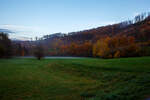 Herbstliche Stimmung im Hellertal mit Bodennebel am Nachmittag des 18.11.2022 bei Herdorf-Sassenroth.