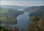 Der Stausee der Obersauer im Herbst.