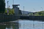 Schiffrundfahrt auf der Mosel, Blick auf die geschlossenen Schleusentore der Schleuse Apach von Schengen her kommend. 09.2023